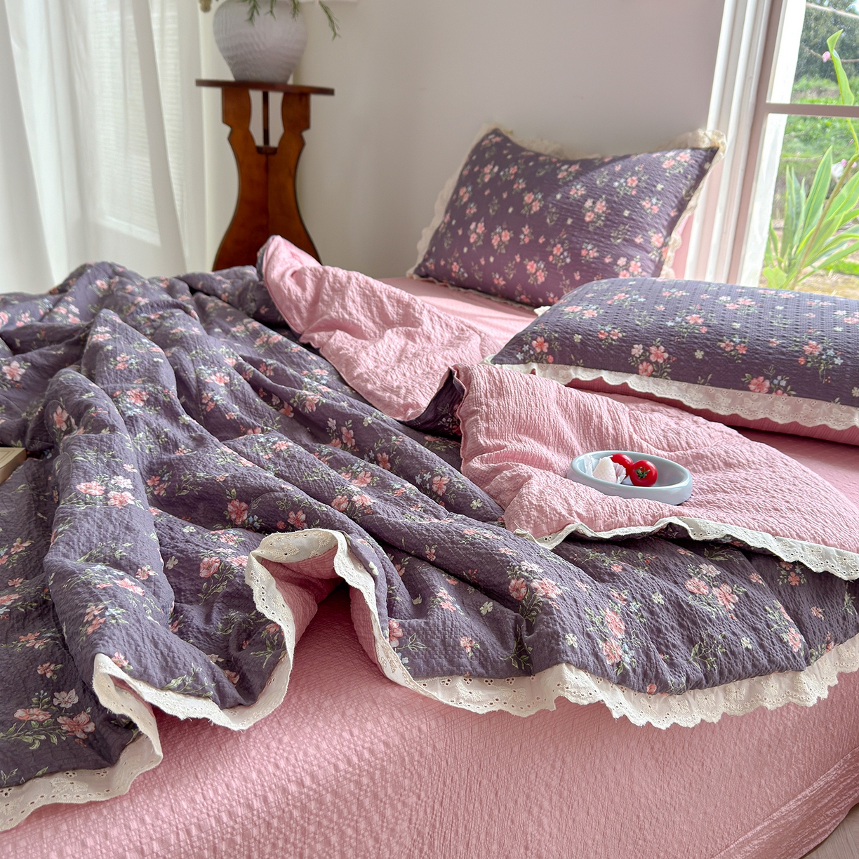91家纺网 家纺一手货源 找家纺 竹合家纺 2026新品泡芙纱夏被四件套全棉镂空花边泡泡皱皱纱夏凉被 蔷薇梦境