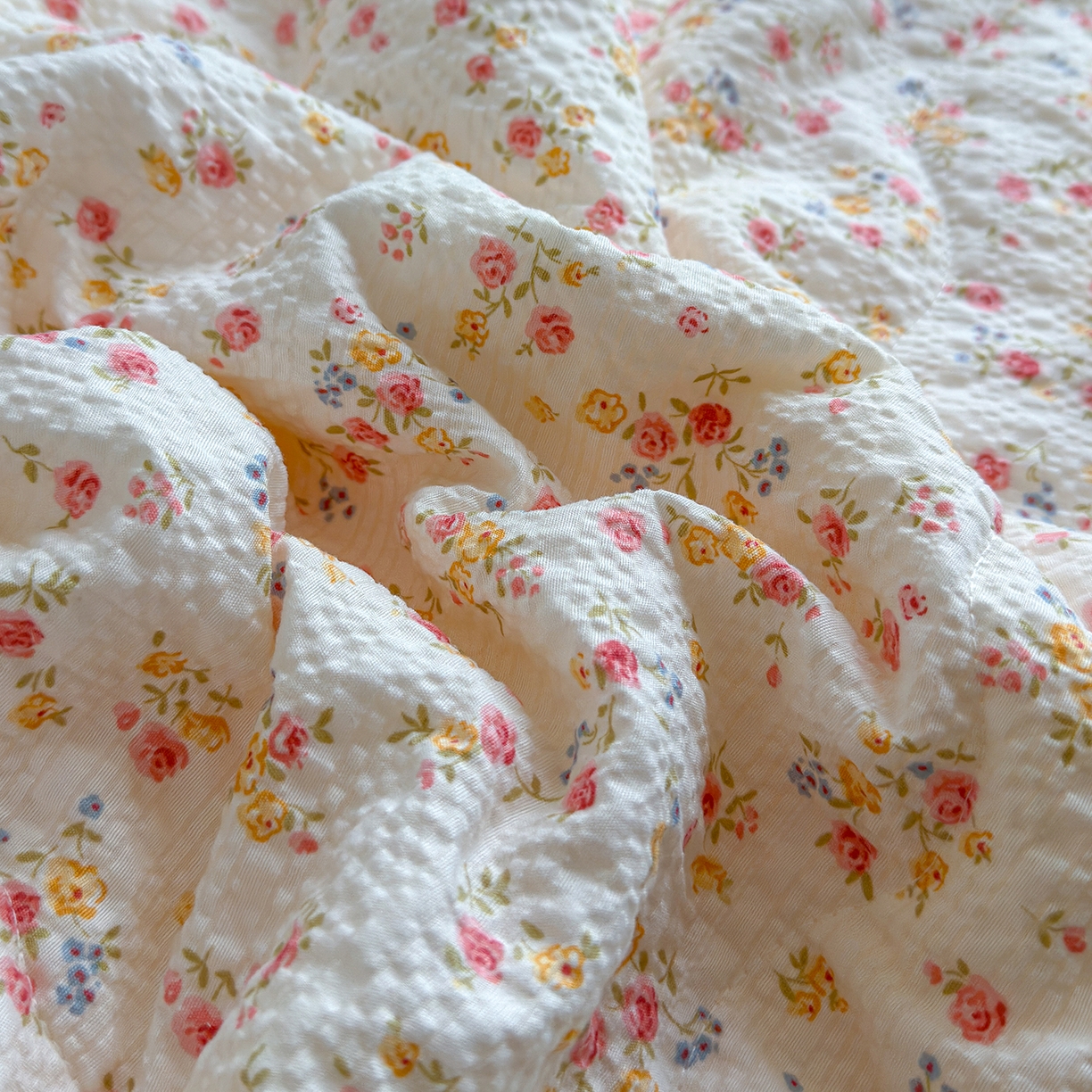 91家纺网 家纺一手货源 找家纺 竹合家纺 2026新品泡芙纱夏被四件套全棉镂空花边泡泡皱皱纱夏凉被 海棠未眠