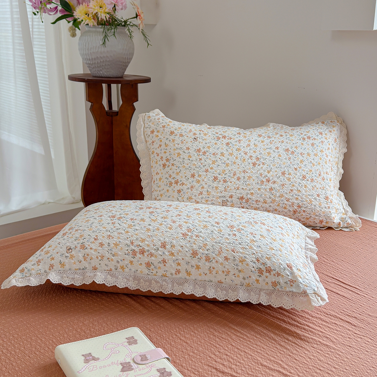 91家纺网 家纺一手货源 找家纺 竹合家纺 2026新品泡芙纱夏被四件套全棉镂空花边泡泡皱皱纱夏凉被 杏花微雨