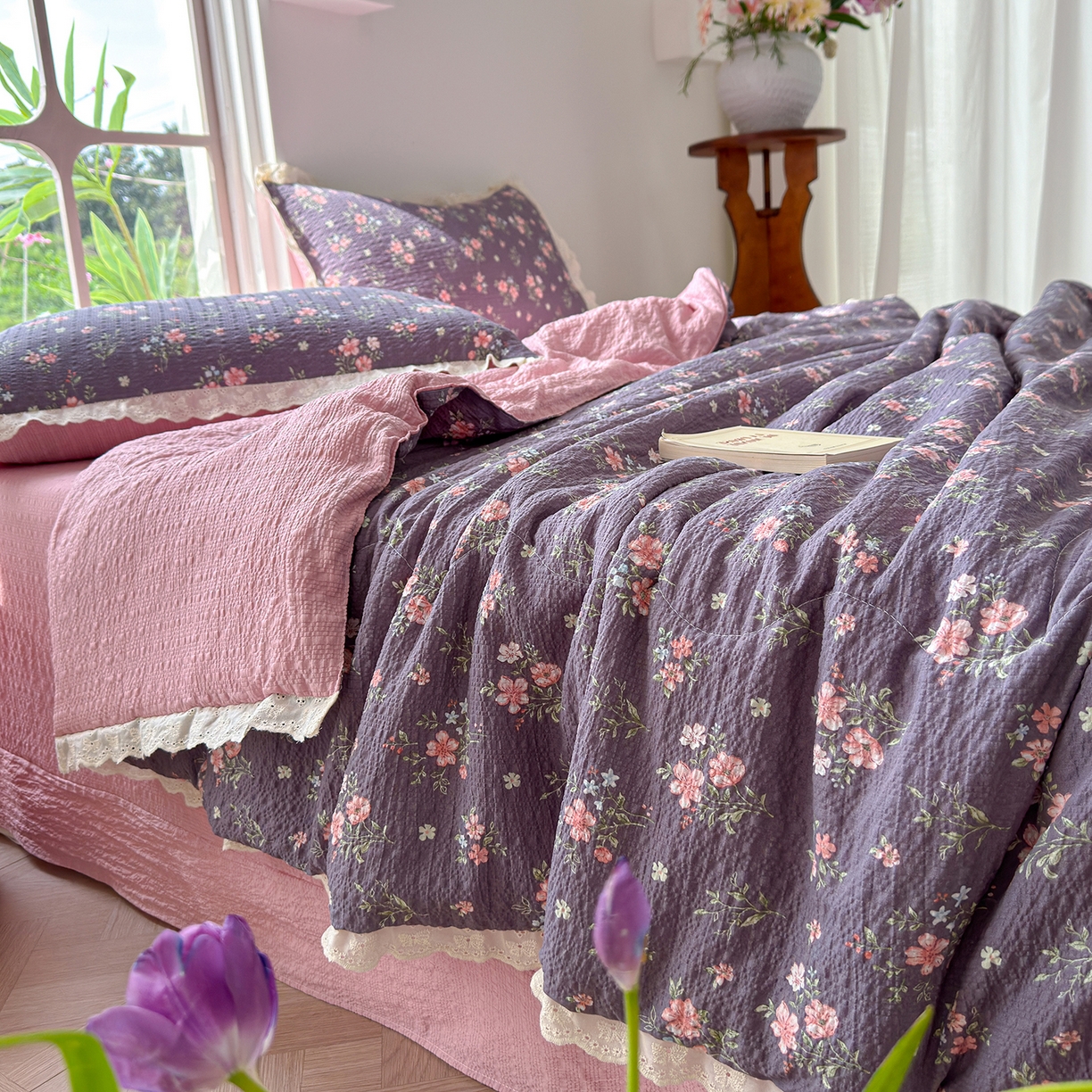 91家纺网 家纺一手货源 找家纺 竹合家纺 2026新品泡芙纱夏被四件套全棉镂空花边泡泡皱皱纱夏凉被 蔷薇梦境