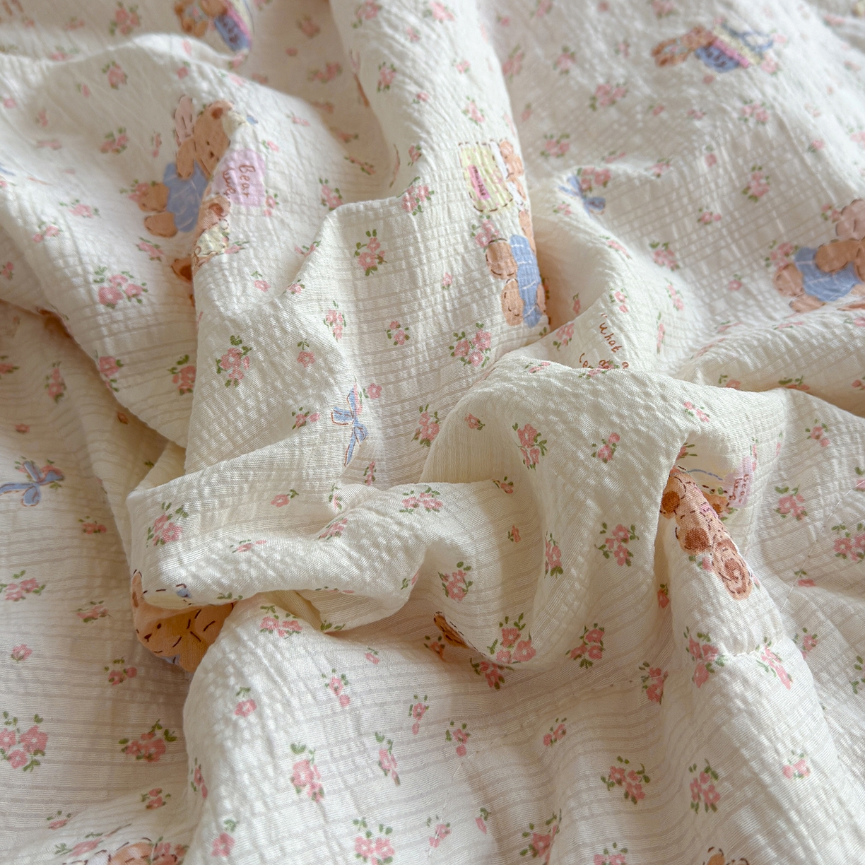 91家纺网 家纺一手货源 找家纺 竹合家纺 2026新品泡芙纱夏被四件套全棉镂空花边泡泡皱皱纱夏凉被 熊熊乐园