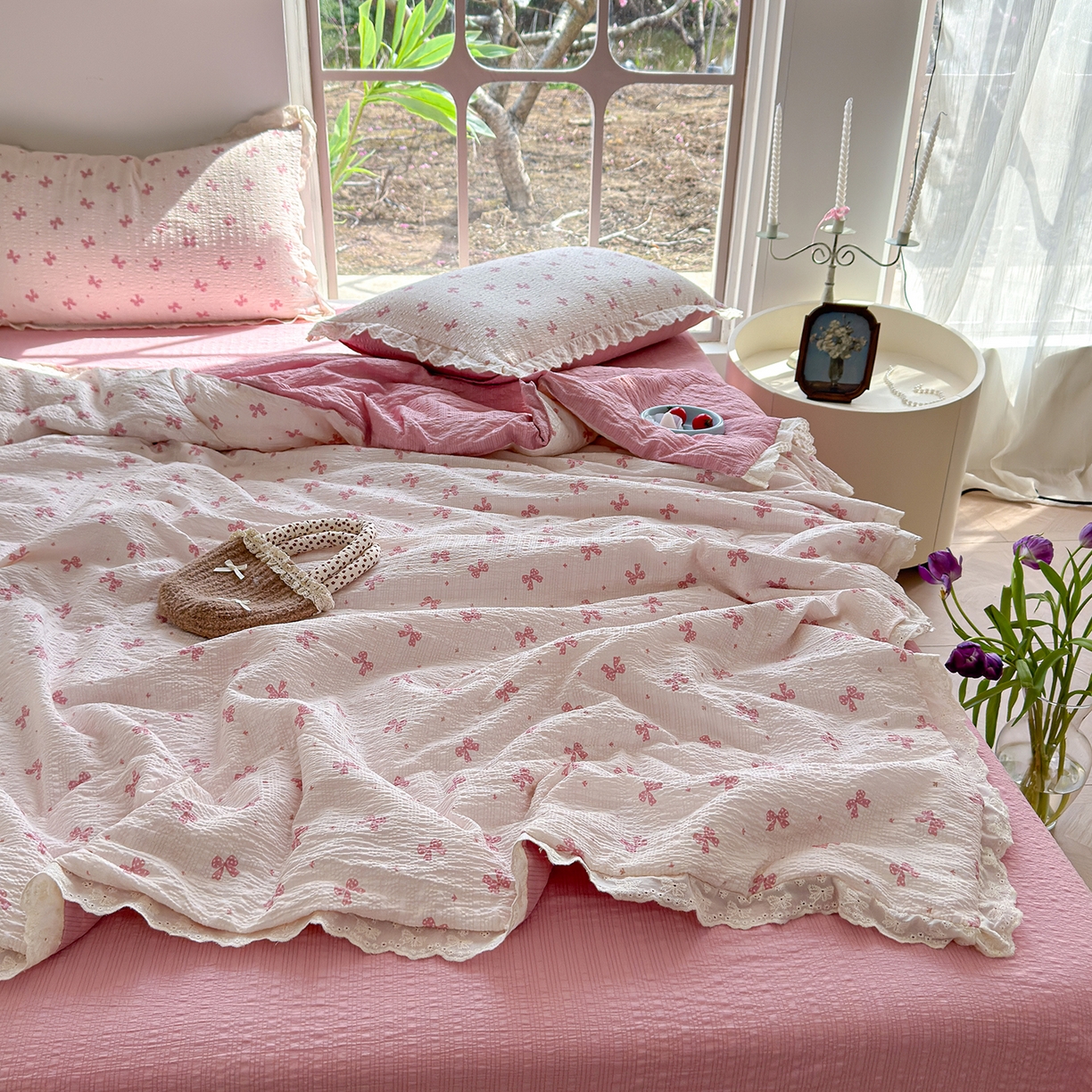 91家纺网 家纺一手货源 找家纺 竹合家纺 2026新品泡芙纱夏被四件套全棉镂空花边泡泡皱皱纱夏凉被 甜心蝶结