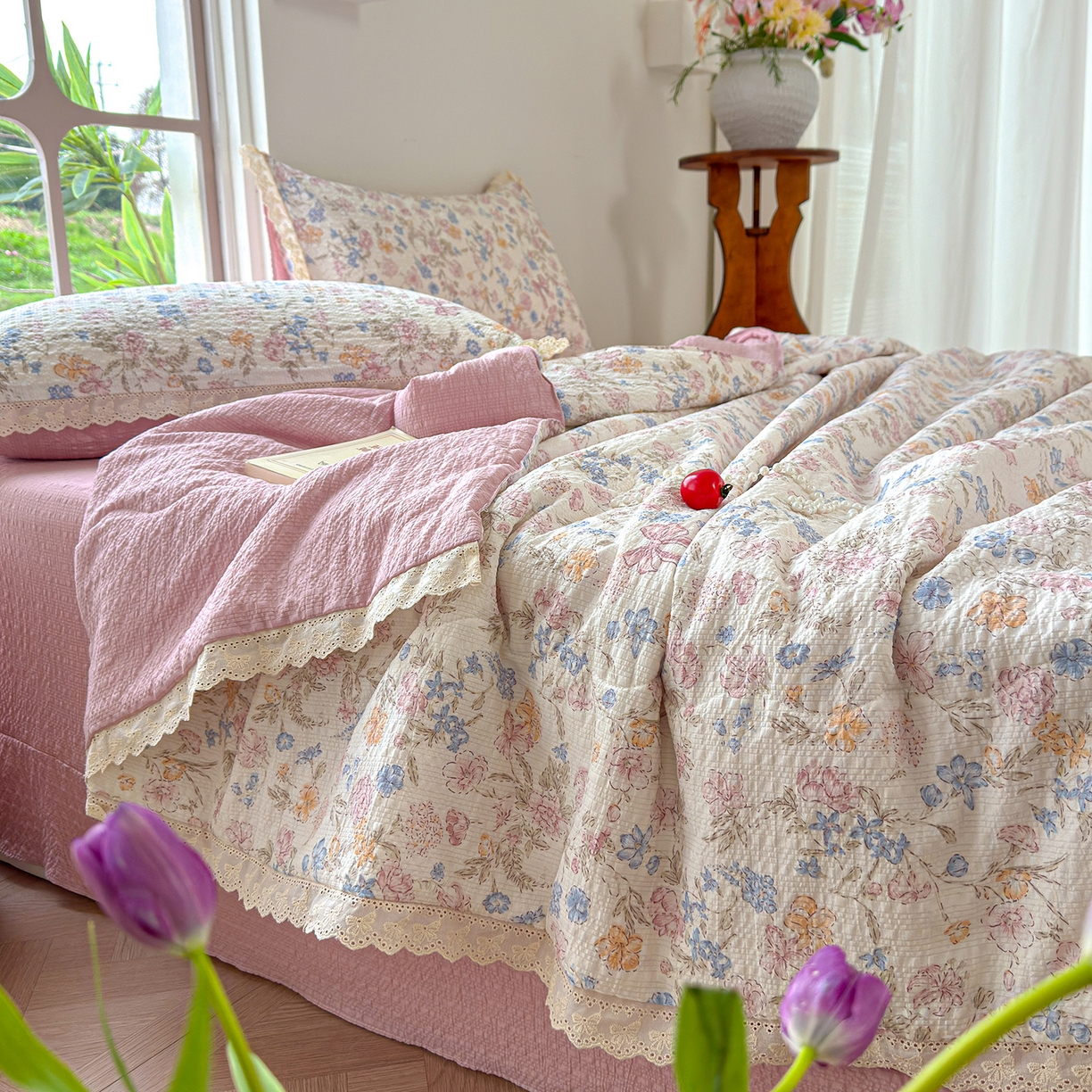 91家纺网 家纺一手货源 找家纺 竹合家纺 2026新品泡芙纱夏被四件套全棉镂空花边泡泡皱皱纱夏凉被 栀子之夏