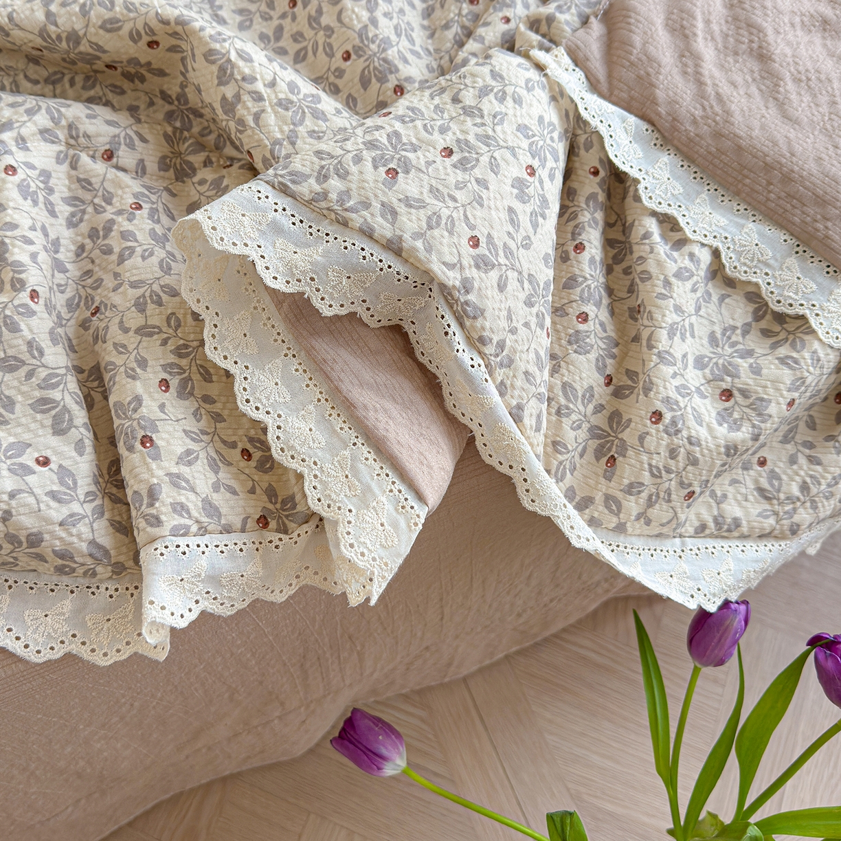 91家纺网 家纺一手货源 找家纺 竹合家纺 2026新品泡芙纱夏被四件套全棉镂空花边泡泡皱皱纱夏凉被 秋实