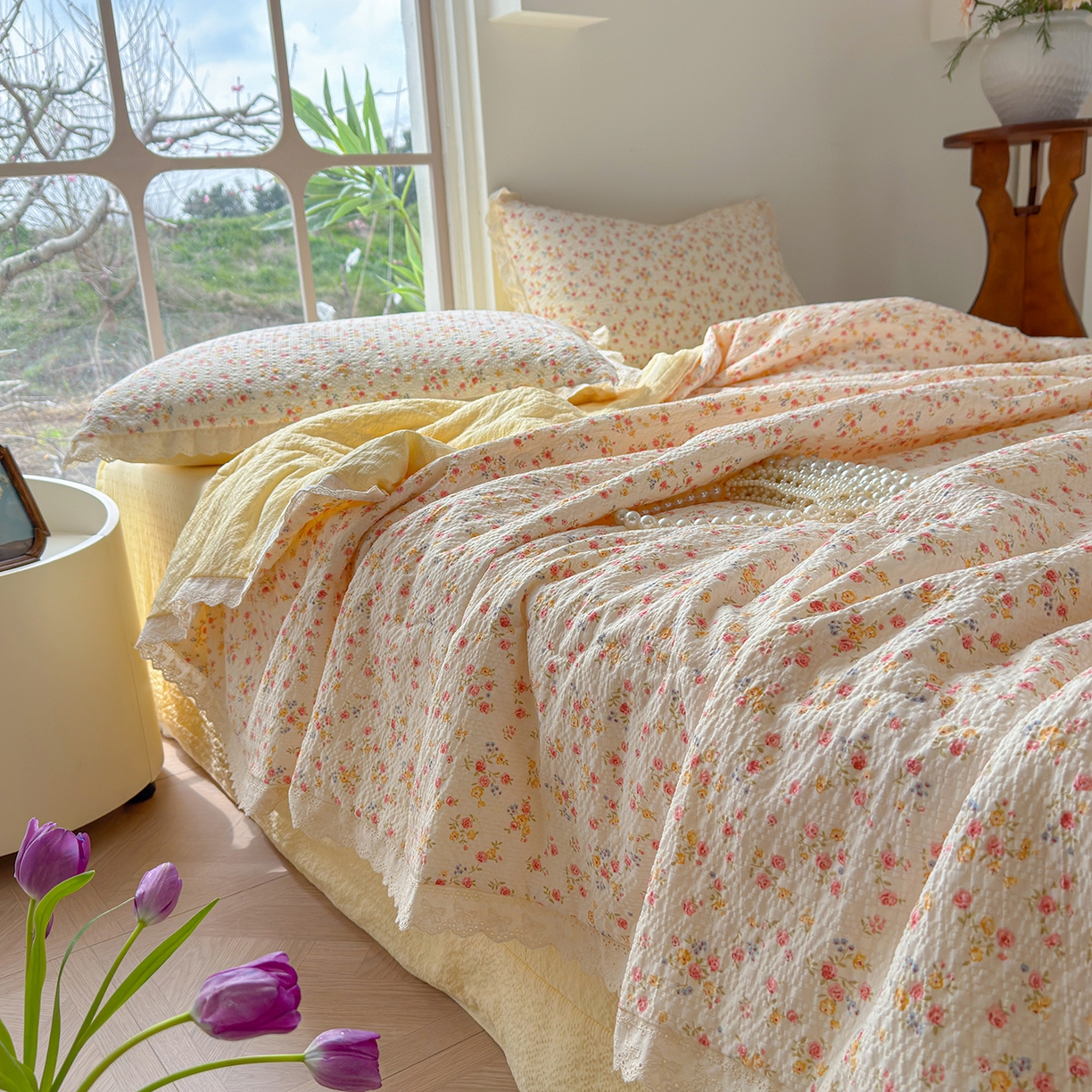 91家纺网 家纺一手货源 找家纺 竹合家纺 2026新品泡芙纱夏被四件套全棉镂空花边泡泡皱皱纱夏凉被 海棠未眠