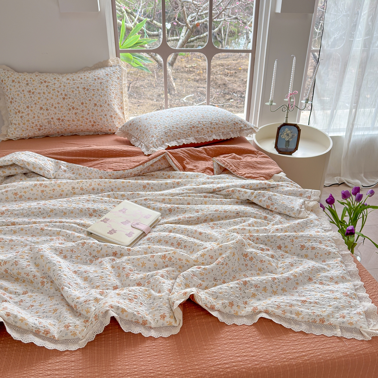 91家纺网 家纺一手货源 找家纺 竹合家纺 2026新品泡芙纱夏被四件套全棉镂空花边泡泡皱皱纱夏凉被 杏花微雨