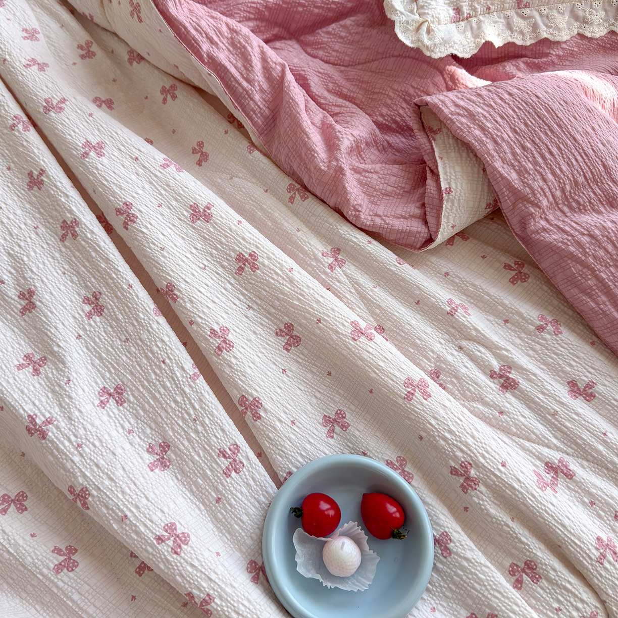 91家纺网 家纺一手货源 找家纺 竹合家纺 2026新品泡芙纱夏被四件套全棉镂空花边泡泡皱皱纱夏凉被 甜心蝶结