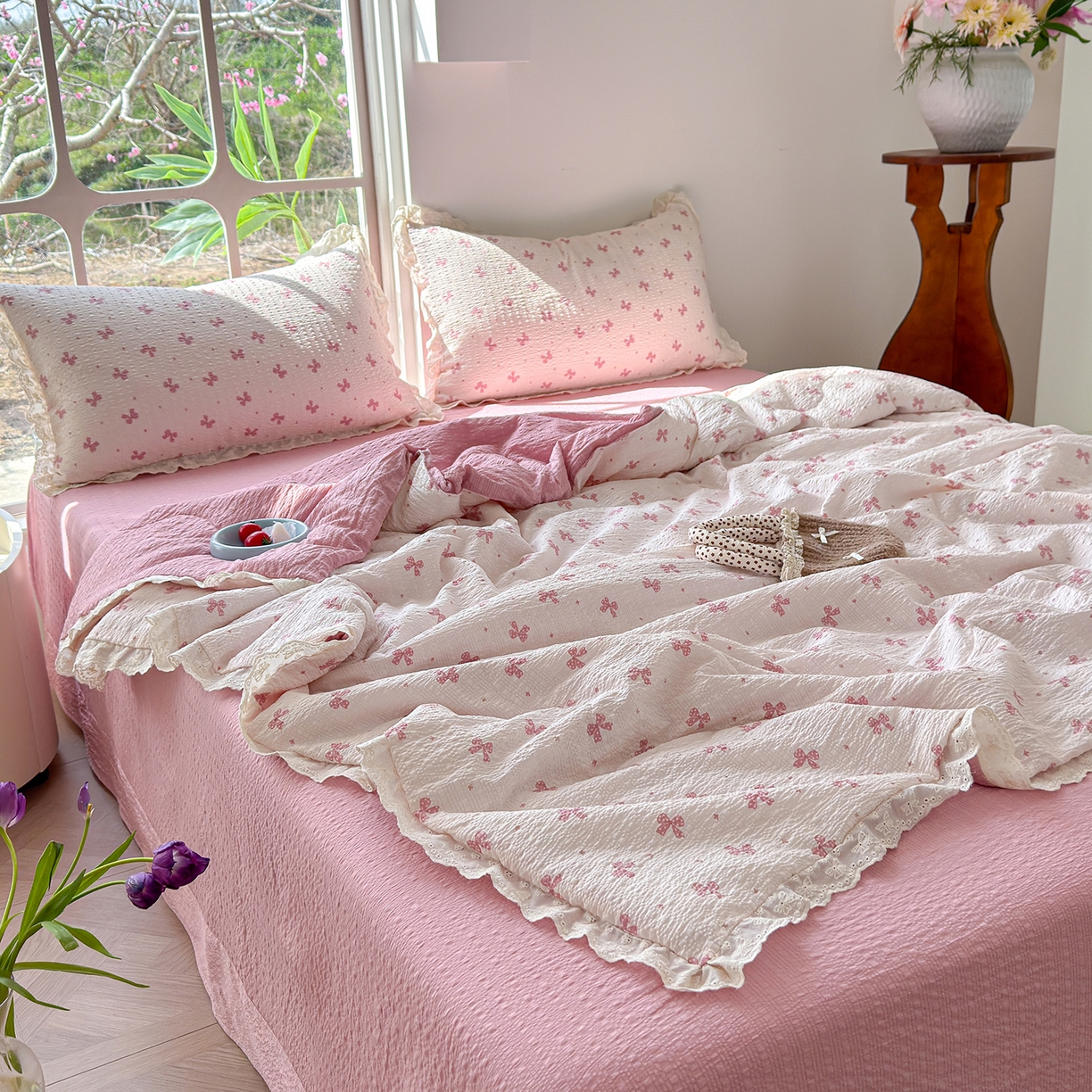 91家纺网 家纺一手货源 找家纺 竹合家纺 2026新品泡芙纱夏被四件套全棉镂空花边泡泡皱皱纱夏凉被 甜心蝶结