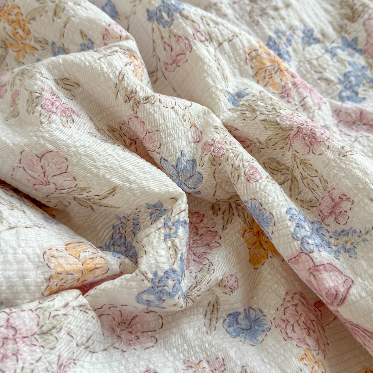 91家纺网 家纺一手货源 找家纺 竹合家纺 2026新品泡芙纱夏被四件套全棉镂空花边泡泡皱皱纱夏凉被 栀子之夏