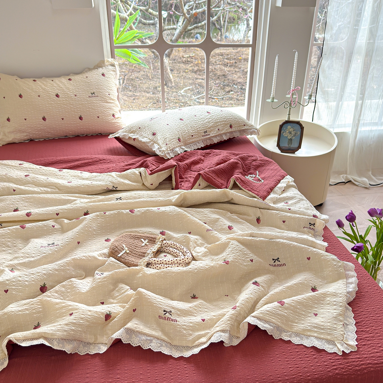 91家纺网 家纺一手货源 找家纺 竹合家纺 2026新品泡芙纱夏被四件套全棉镂空花边泡泡皱皱纱夏凉被 草莓派