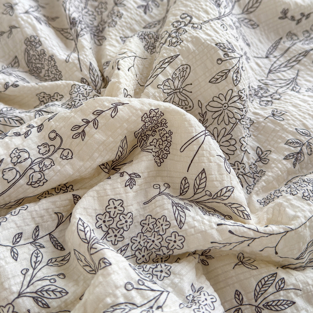 91家纺网 家纺一手货源 找家纺 竹合家纺 2026新品泡芙纱夏被四件套全棉镂空花边泡泡皱皱纱夏凉被 空谷幽兰