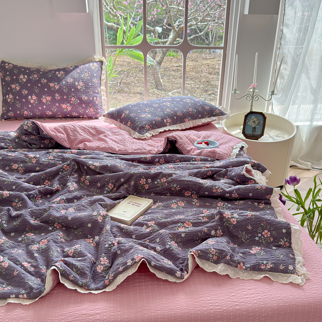 91家纺网 家纺一手货源 找家纺 竹合家纺 2026新品泡芙纱夏被四件套全棉镂空花边泡泡皱皱纱夏凉被 蔷薇梦境