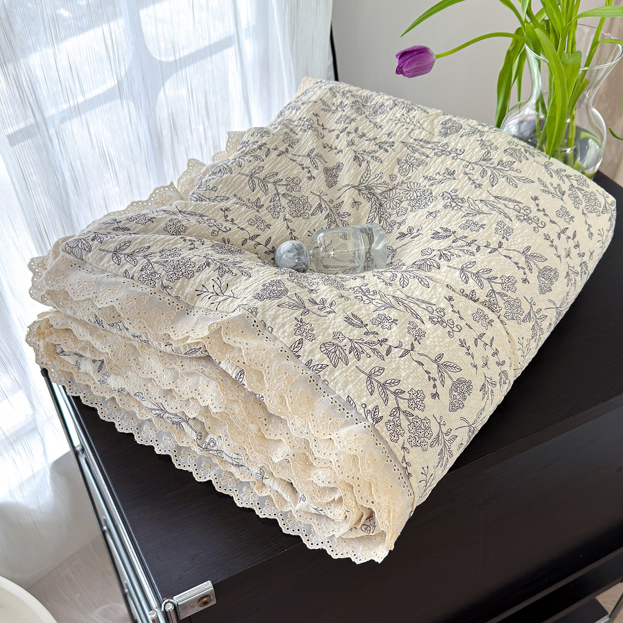 91家纺网 家纺一手货源 找家纺 竹合家纺 2026新品泡芙纱夏被四件套全棉镂空花边泡泡皱皱纱夏凉被 空谷幽兰