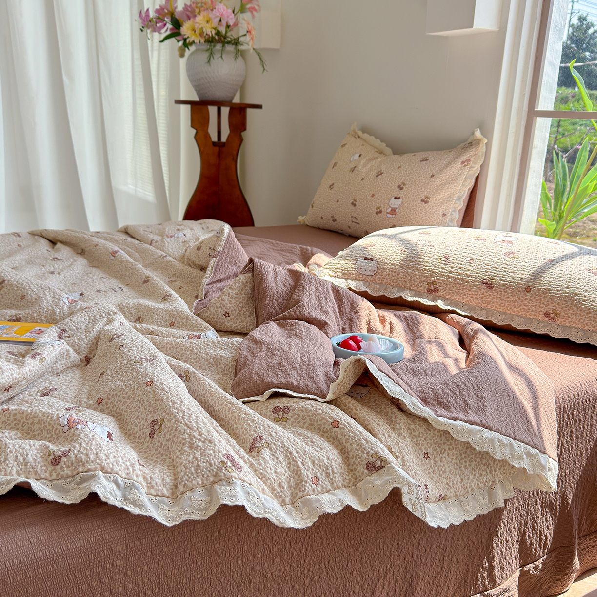 91家纺网 家纺一手货源 找家纺 竹合家纺 2026新品泡芙纱夏被四件套全棉镂空花边泡泡皱皱纱夏凉被 豹纹喵