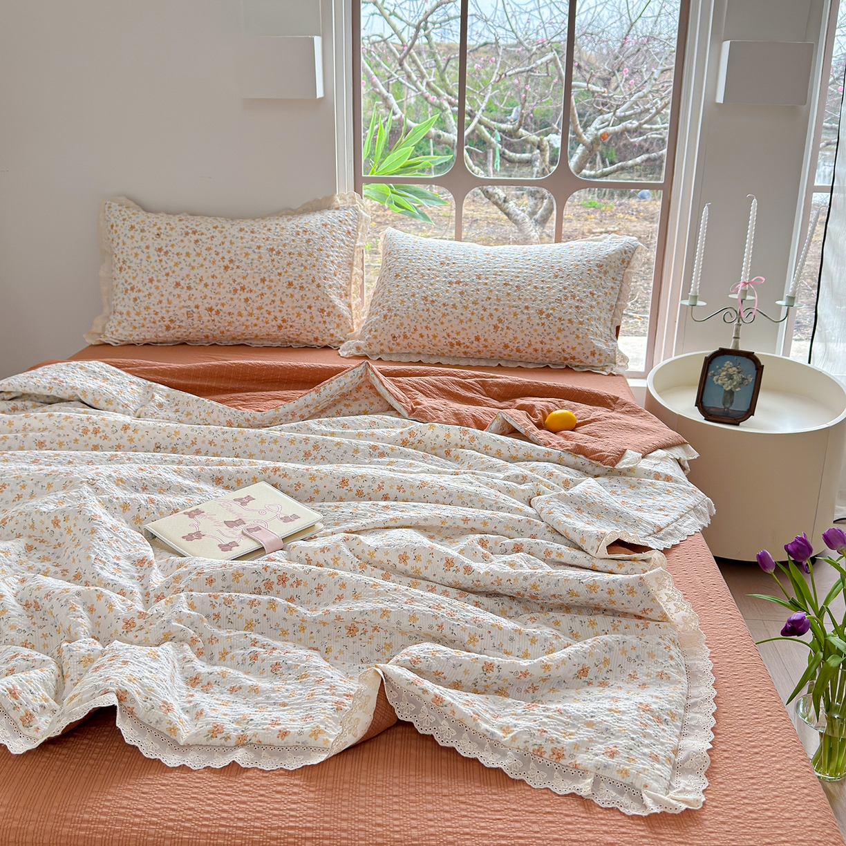 91家纺网 家纺一手货源 找家纺 竹合家纺 2026新品泡芙纱夏被四件套全棉镂空花边泡泡皱皱纱夏凉被 杏花微雨