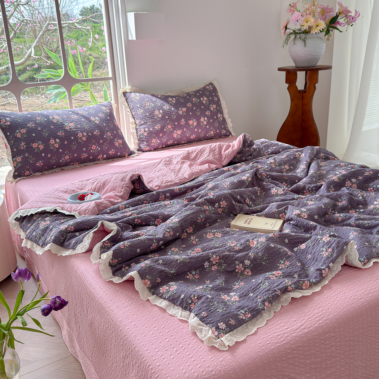 91家纺网 家纺一手货源 找家纺 竹合家纺 2026新品泡芙纱夏被四件套全棉镂空花边泡泡皱皱纱夏凉被 蔷薇梦境