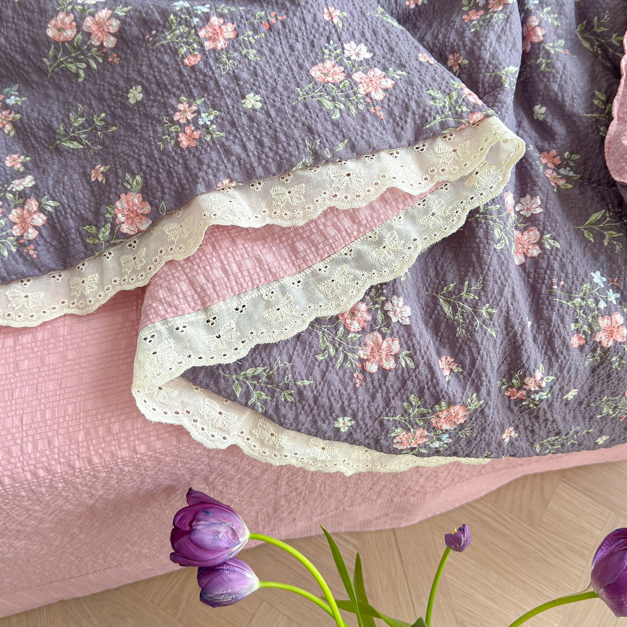 91家纺网 家纺一手货源 找家纺 竹合家纺 2026新品泡芙纱夏被四件套全棉镂空花边泡泡皱皱纱夏凉被 蔷薇梦境