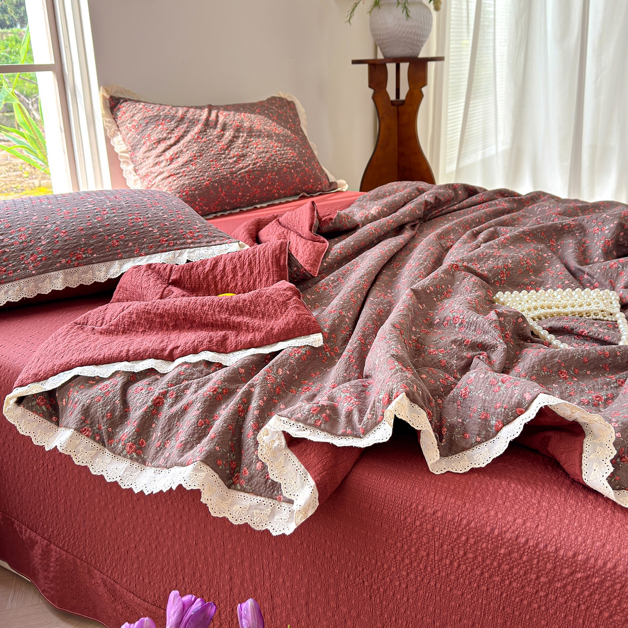 91家纺网 家纺一手货源 找家纺 竹合家纺 2026新品泡芙纱夏被四件套全棉镂空花边泡泡皱皱纱夏凉被 复古繁花