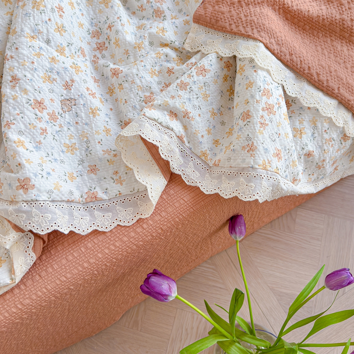 91家纺网 家纺一手货源 找家纺 竹合家纺 2026新品泡芙纱夏被四件套全棉镂空花边泡泡皱皱纱夏凉被 杏花微雨