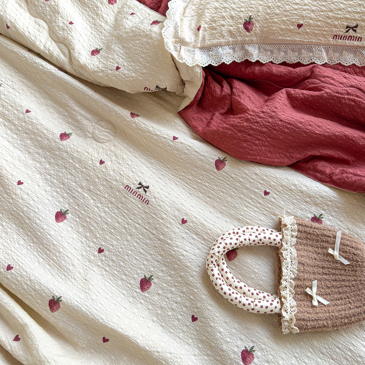 91家纺网 家纺一手货源 找家纺 竹合家纺 2026新品泡芙纱夏被四件套全棉镂空花边泡泡皱皱纱夏凉被 草莓派