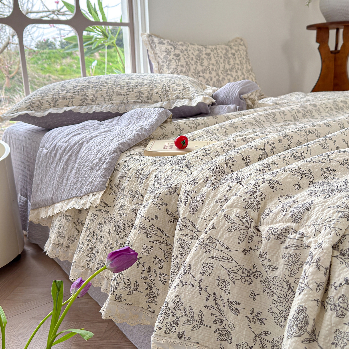 91家纺网 家纺一手货源 找家纺 竹合家纺 2026新品泡芙纱夏被四件套全棉镂空花边泡泡皱皱纱夏凉被 空谷幽兰