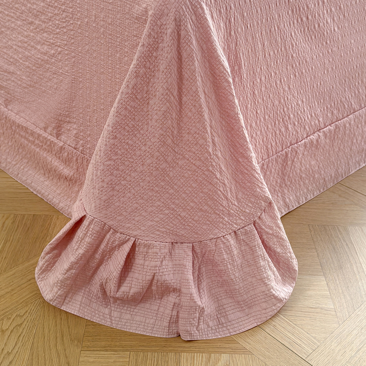 91家纺网 家纺一手货源 找家纺 竹合家纺 2026新品泡芙纱夏被四件套全棉镂空花边泡泡皱皱纱夏凉被 栀子之夏