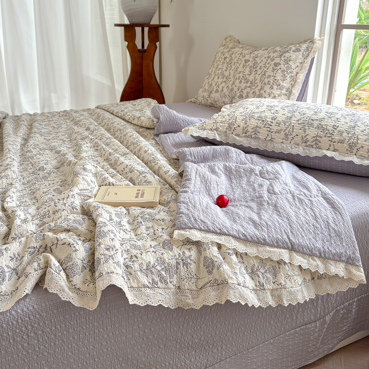 91家纺网 家纺一手货源 找家纺 竹合家纺 2026新品泡芙纱夏被四件套全棉镂空花边泡泡皱皱纱夏凉被 空谷幽兰