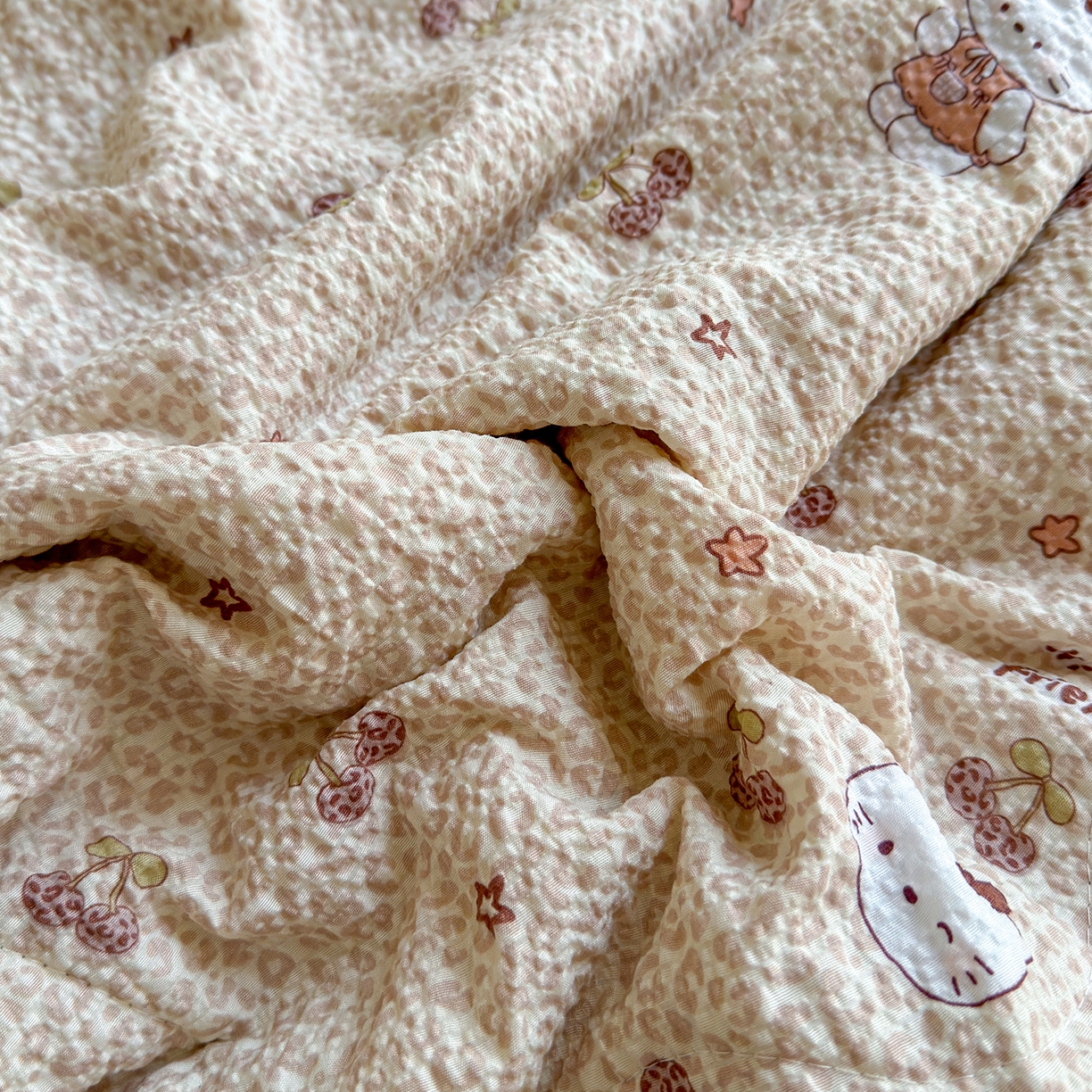 91家纺网 家纺一手货源 找家纺 竹合家纺 2026新品泡芙纱夏被四件套全棉镂空花边泡泡皱皱纱夏凉被 豹纹喵