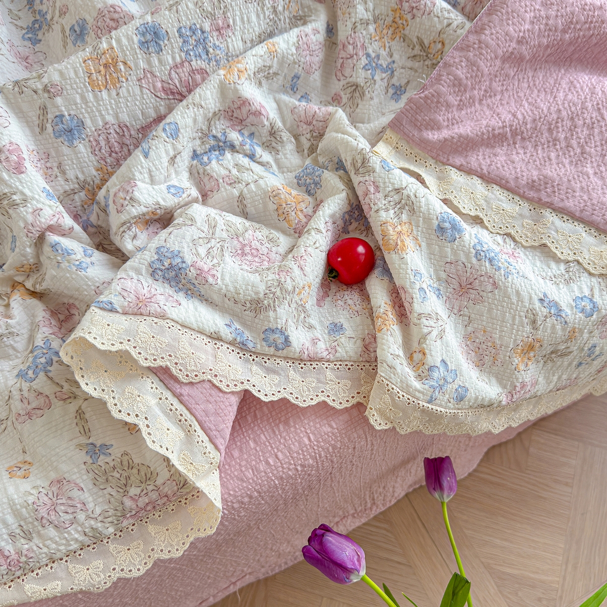 91家纺网 家纺一手货源 找家纺 竹合家纺 2026新品泡芙纱夏被四件套全棉镂空花边泡泡皱皱纱夏凉被 栀子之夏