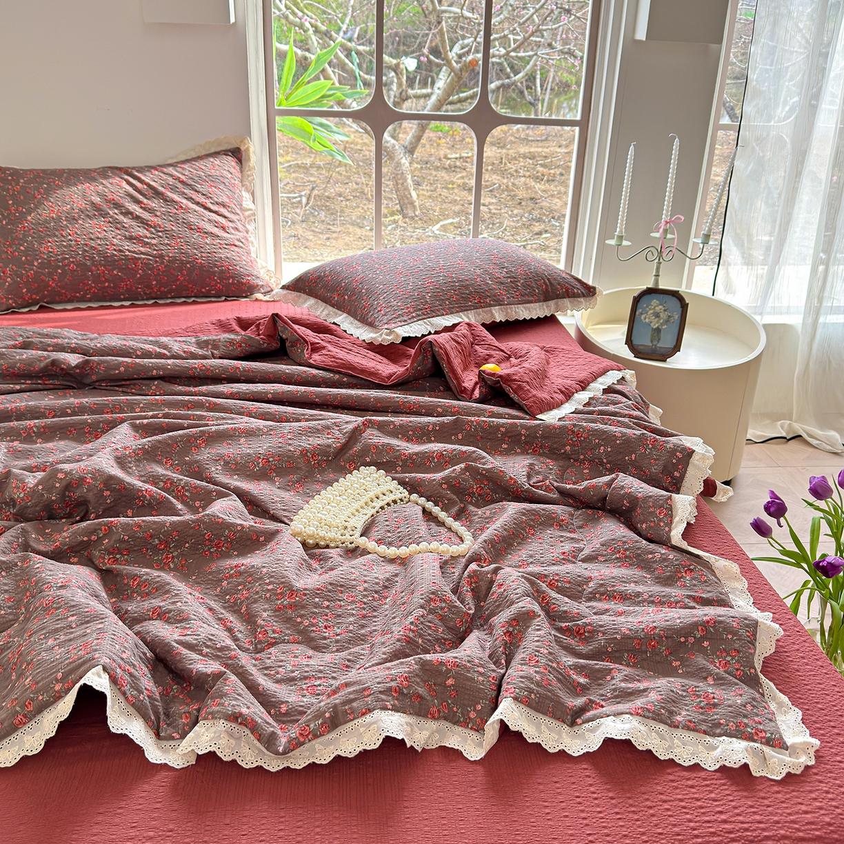 91家纺网 家纺一手货源 找家纺 竹合家纺 2026新品泡芙纱夏被四件套全棉镂空花边泡泡皱皱纱夏凉被 复古繁花