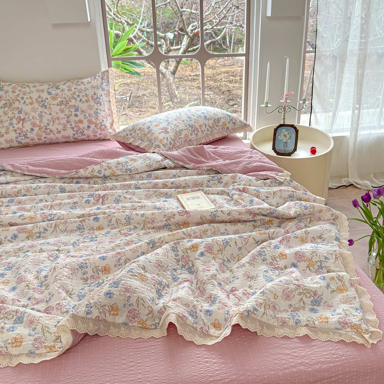 91家纺网 家纺一手货源 找家纺 竹合家纺 2026新品泡芙纱夏被四件套全棉镂空花边泡泡皱皱纱夏凉被 栀子之夏