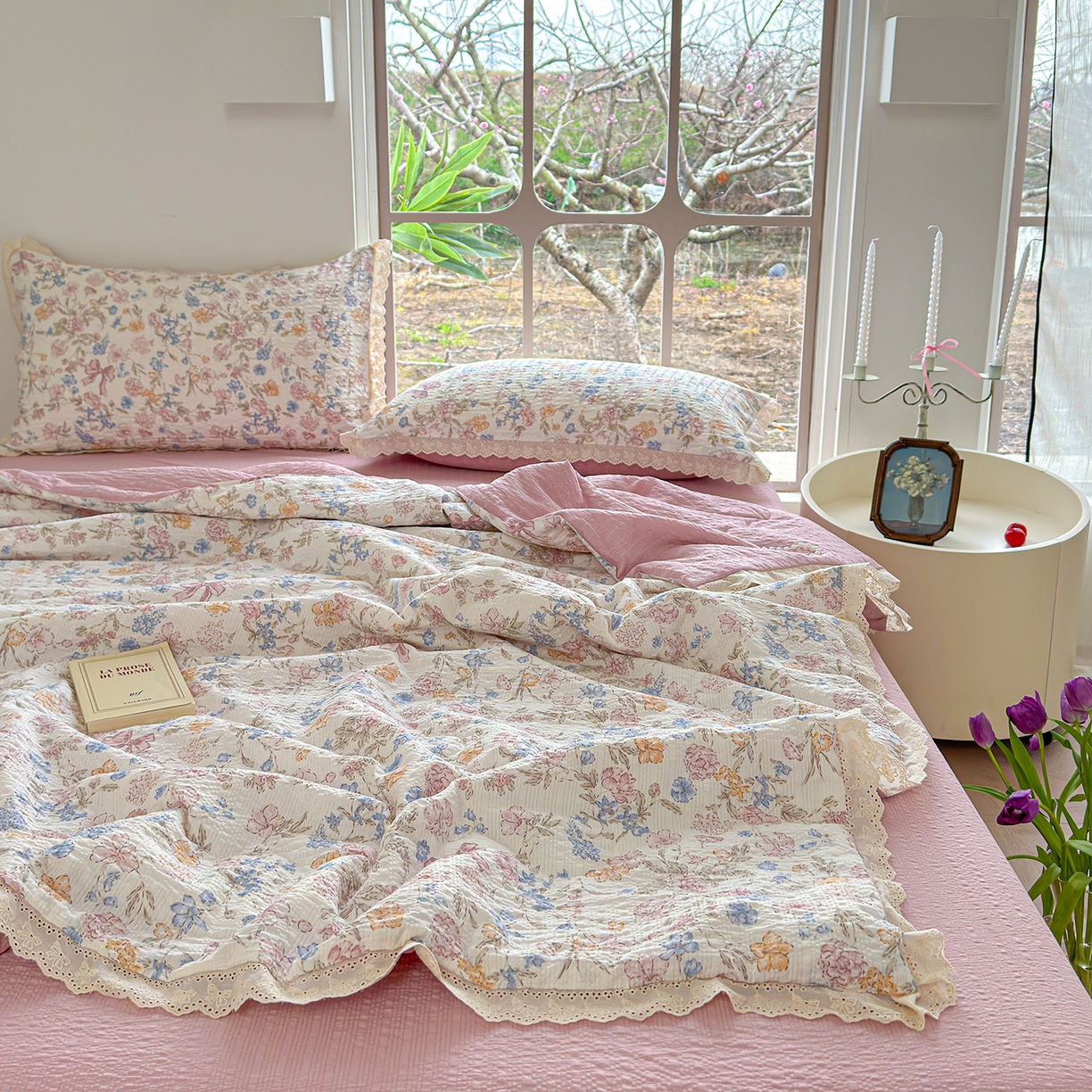 91家纺网 家纺一手货源 找家纺 竹合家纺 2026新品泡芙纱夏被四件套全棉镂空花边泡泡皱皱纱夏凉被 栀子之夏