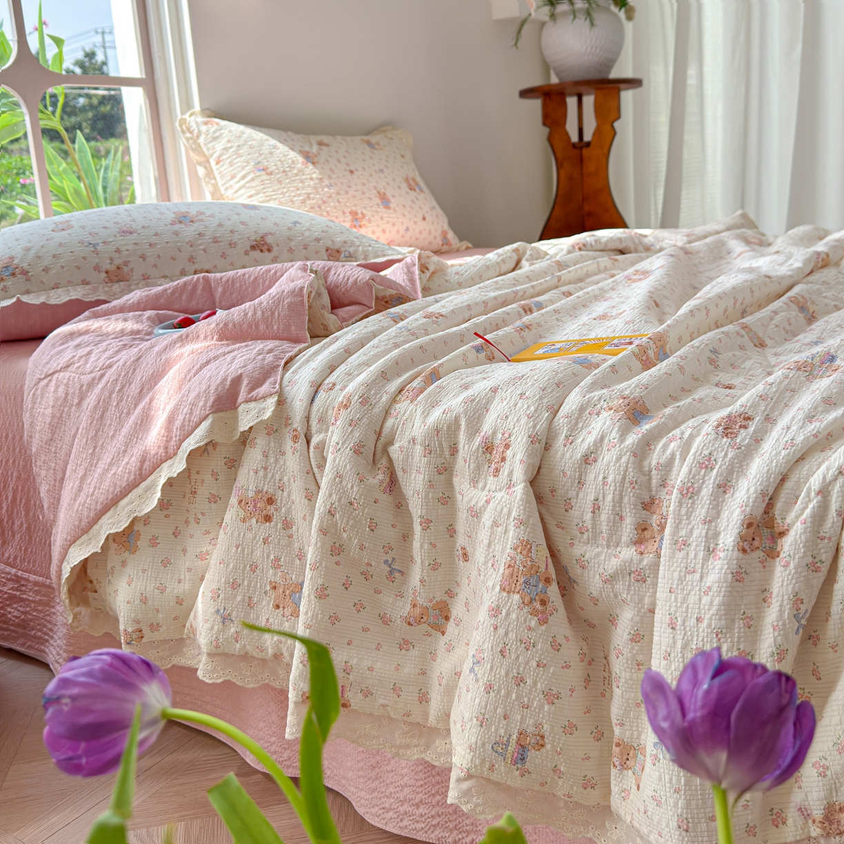 91家纺网 家纺一手货源 找家纺 竹合家纺 2026新品泡芙纱夏被四件套全棉镂空花边泡泡皱皱纱夏凉被 熊熊乐园