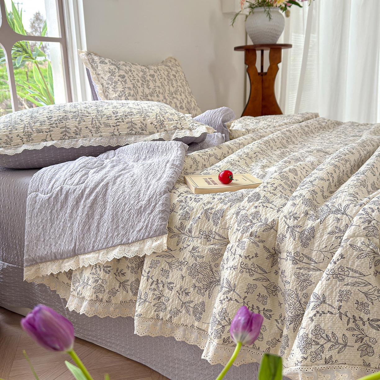 91家纺网 家纺一手货源 找家纺 竹合家纺 2026新品泡芙纱夏被四件套全棉镂空花边泡泡皱皱纱夏凉被 空谷幽兰