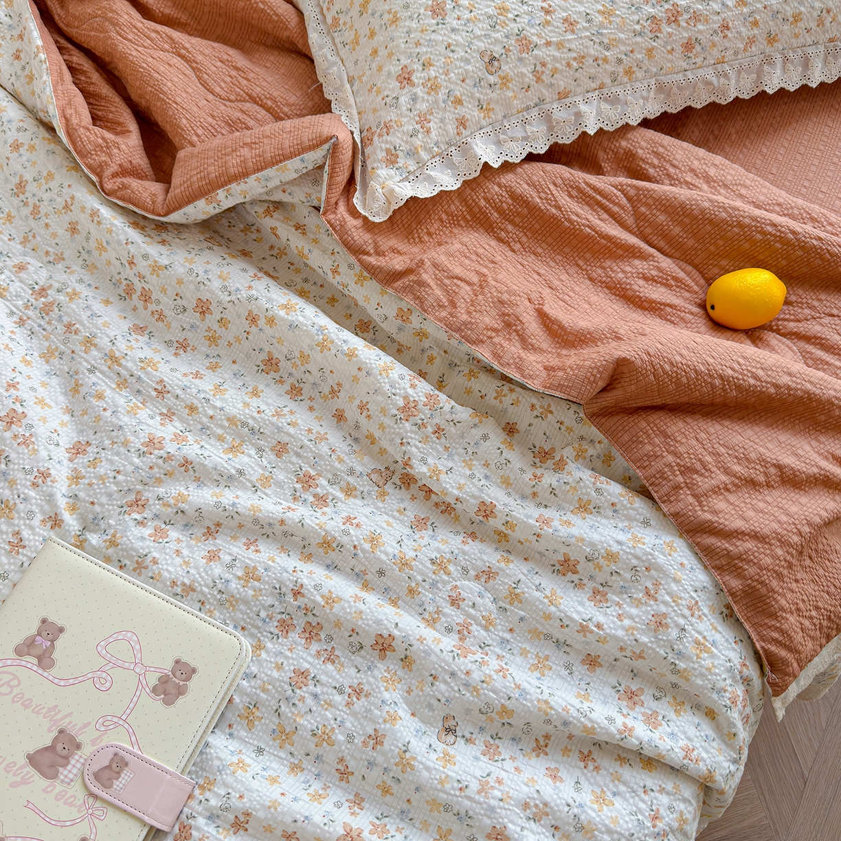 91家纺网 家纺一手货源 找家纺 竹合家纺 2026新品泡芙纱夏被四件套全棉镂空花边泡泡皱皱纱夏凉被 杏花微雨