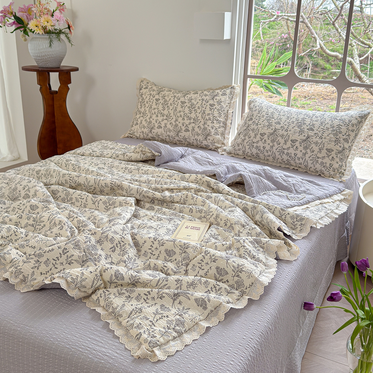 91家纺网 家纺一手货源 找家纺 竹合家纺 2026新品泡芙纱夏被四件套全棉镂空花边泡泡皱皱纱夏凉被 空谷幽兰