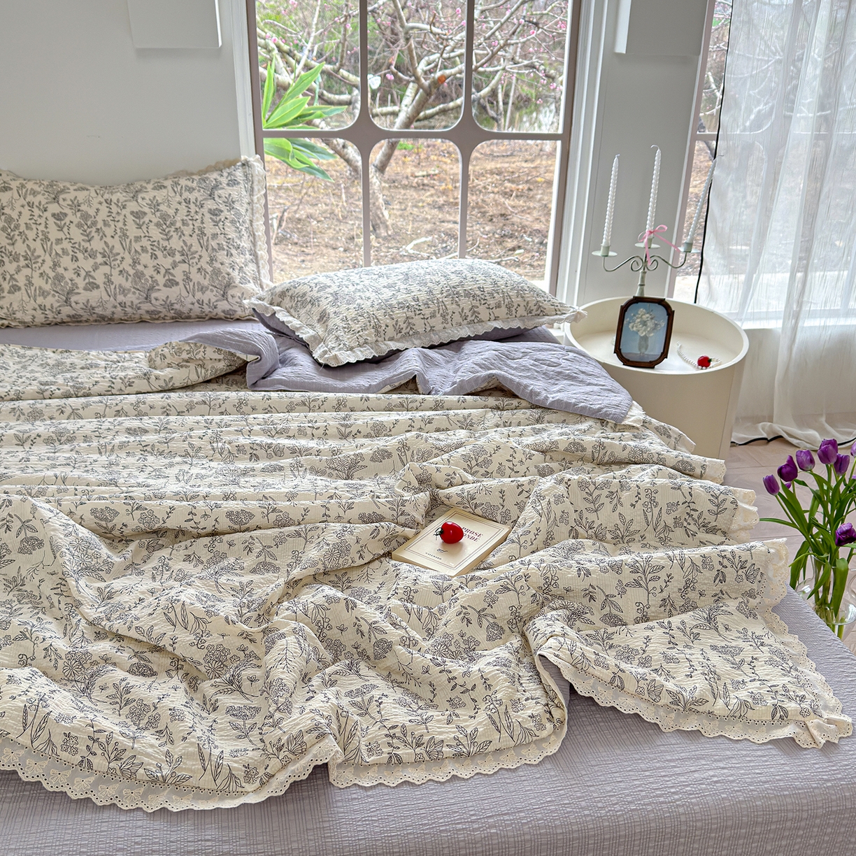 91家纺网 家纺一手货源 找家纺 竹合家纺 2026新品泡芙纱夏被四件套全棉镂空花边泡泡皱皱纱夏凉被 空谷幽兰