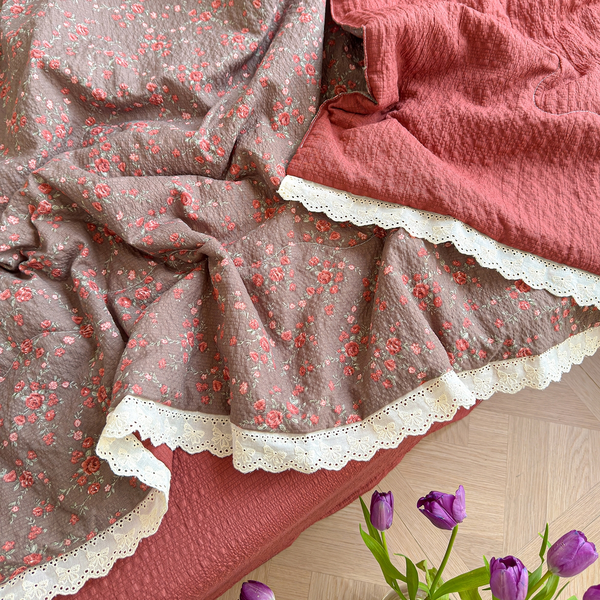 91家纺网 家纺一手货源 找家纺 竹合家纺 2026新品泡芙纱夏被四件套全棉镂空花边泡泡皱皱纱夏凉被 复古繁花