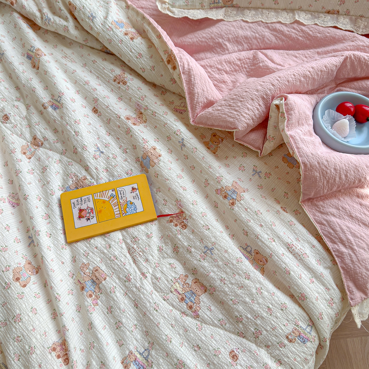 91家纺网 家纺一手货源 找家纺 竹合家纺 2026新品泡芙纱夏被四件套全棉镂空花边泡泡皱皱纱夏凉被 熊熊乐园