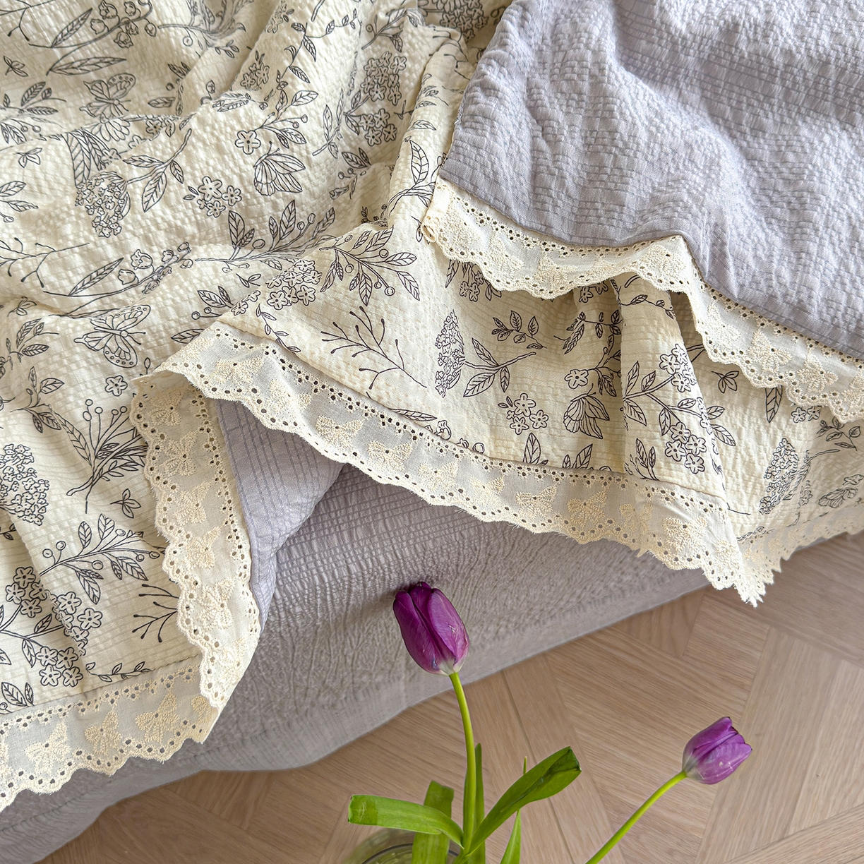 91家纺网 家纺一手货源 找家纺 竹合家纺 2026新品泡芙纱夏被四件套全棉镂空花边泡泡皱皱纱夏凉被 空谷幽兰