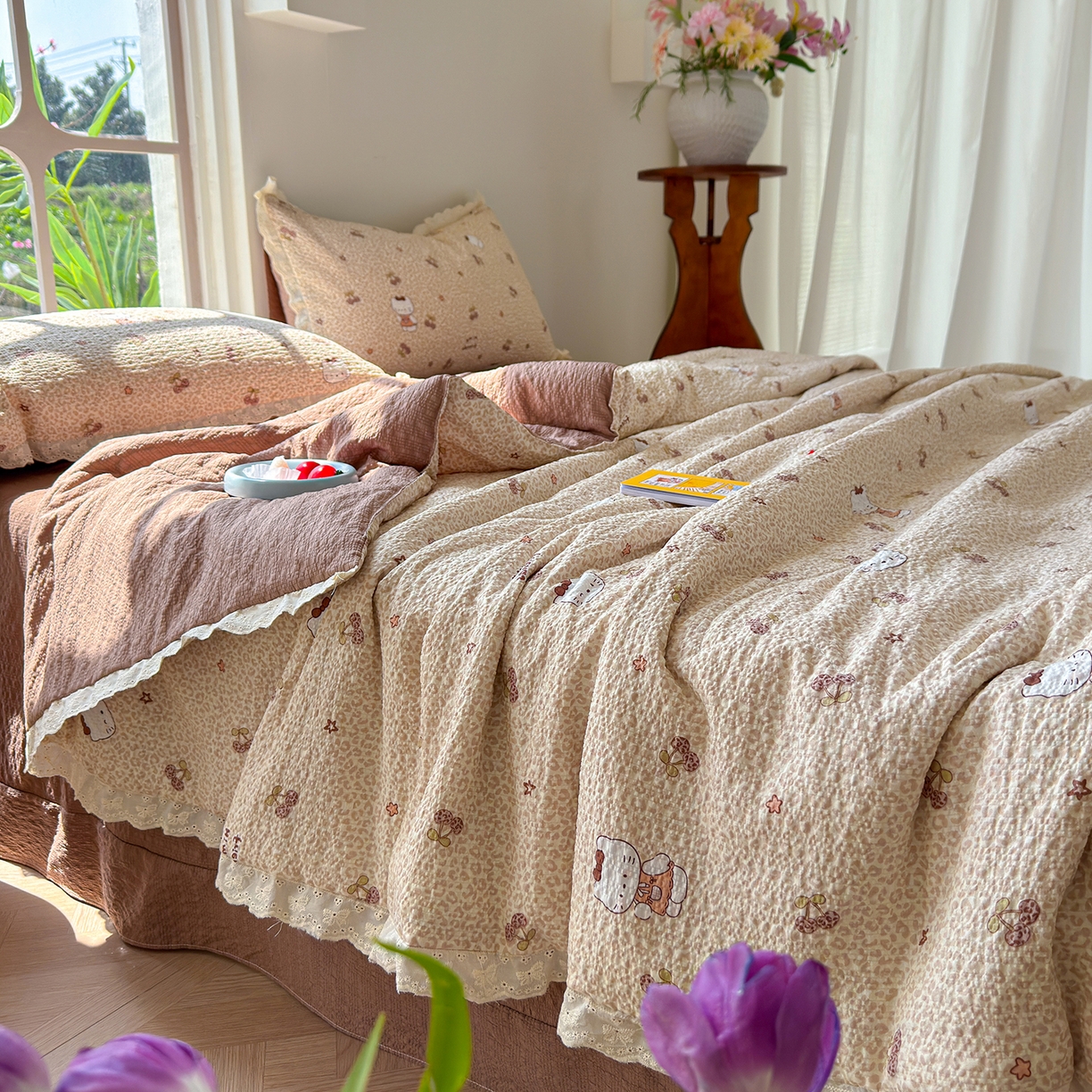 91家纺网 家纺一手货源 找家纺 竹合家纺 2026新品泡芙纱夏被四件套全棉镂空花边泡泡皱皱纱夏凉被 豹纹喵