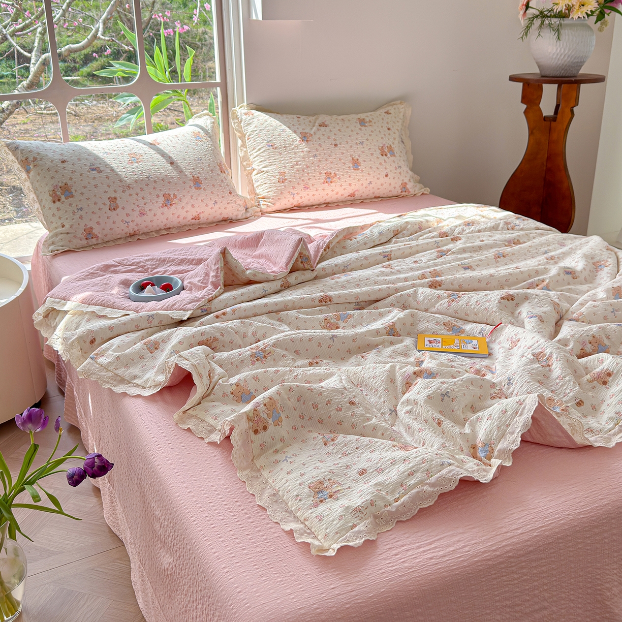 91家纺网 家纺一手货源 找家纺 竹合家纺 2026新品泡芙纱夏被四件套全棉镂空花边泡泡皱皱纱夏凉被 熊熊乐园