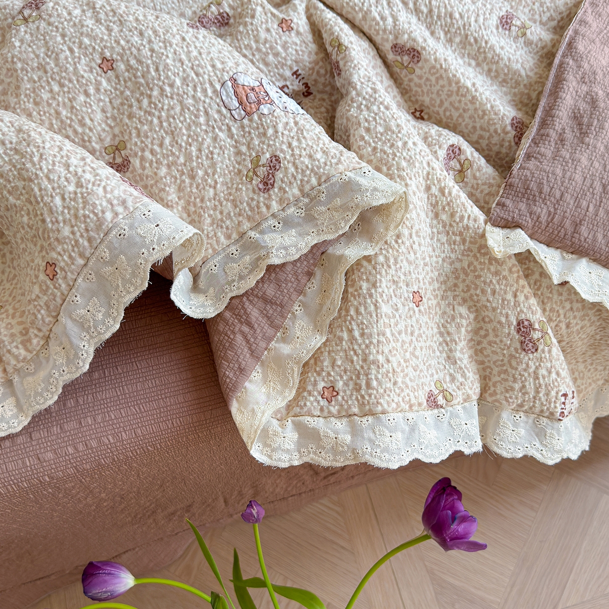 91家纺网 家纺一手货源 找家纺 竹合家纺 2026新品泡芙纱夏被四件套全棉镂空花边泡泡皱皱纱夏凉被 豹纹喵