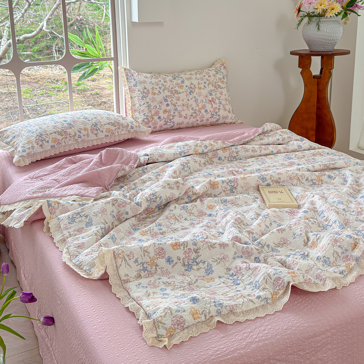 91家纺网 家纺一手货源 找家纺 竹合家纺 2026新品泡芙纱夏被四件套全棉镂空花边泡泡皱皱纱夏凉被 栀子之夏