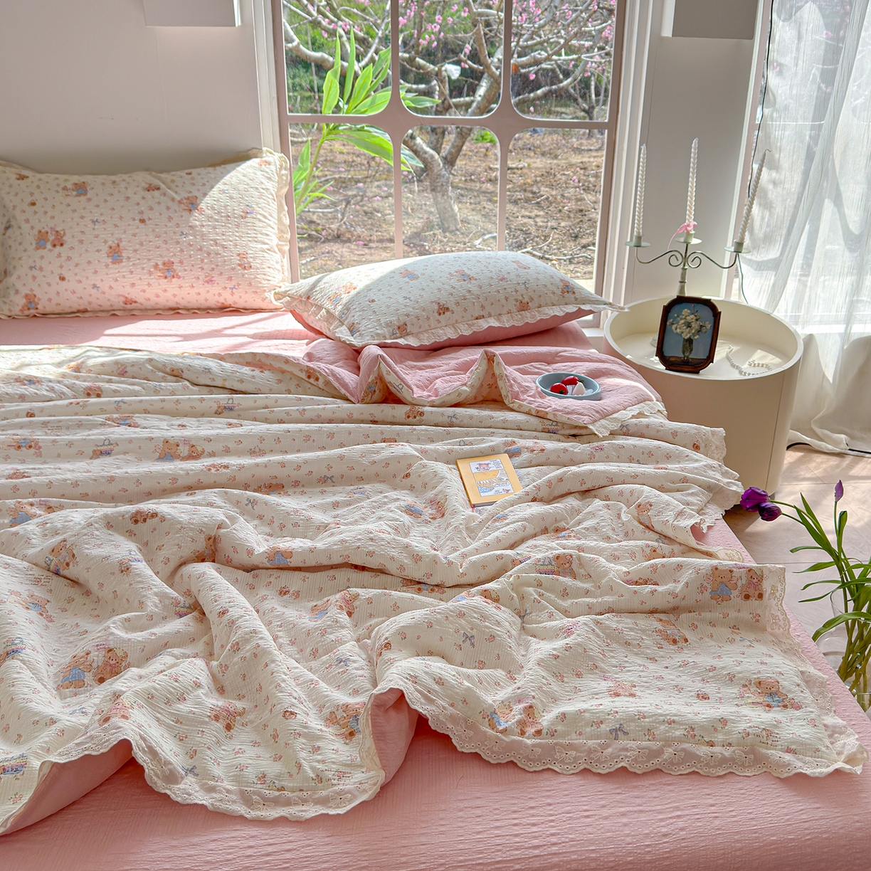 91家纺网 家纺一手货源 找家纺 竹合家纺 2026新品泡芙纱夏被四件套全棉镂空花边泡泡皱皱纱夏凉被 熊熊乐园