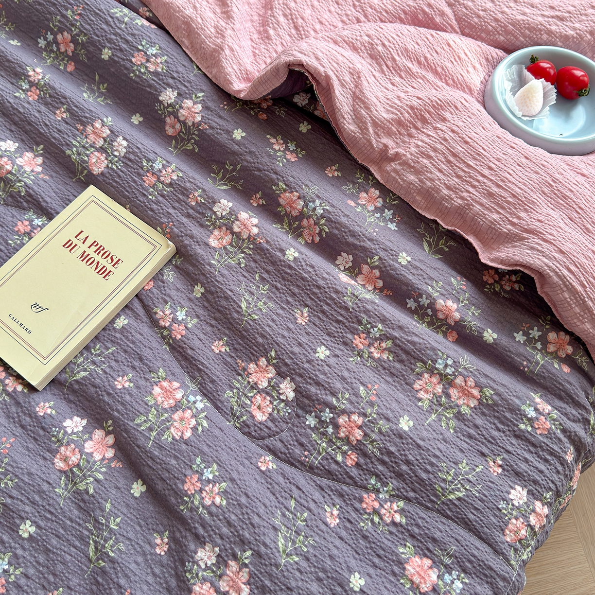 91家纺网 家纺一手货源 找家纺 竹合家纺 2026新品泡芙纱夏被四件套全棉镂空花边泡泡皱皱纱夏凉被 蔷薇梦境