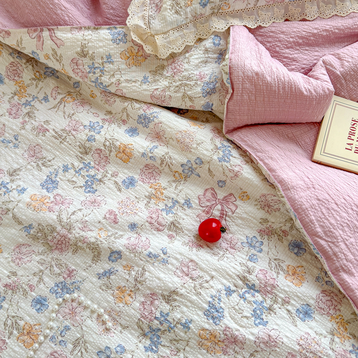 91家纺网 家纺一手货源 找家纺 竹合家纺 2026新品泡芙纱夏被四件套全棉镂空花边泡泡皱皱纱夏凉被 栀子之夏