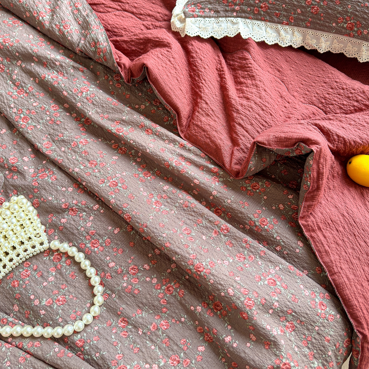 91家纺网 家纺一手货源 找家纺 竹合家纺 2026新品泡芙纱夏被四件套全棉镂空花边泡泡皱皱纱夏凉被 复古繁花