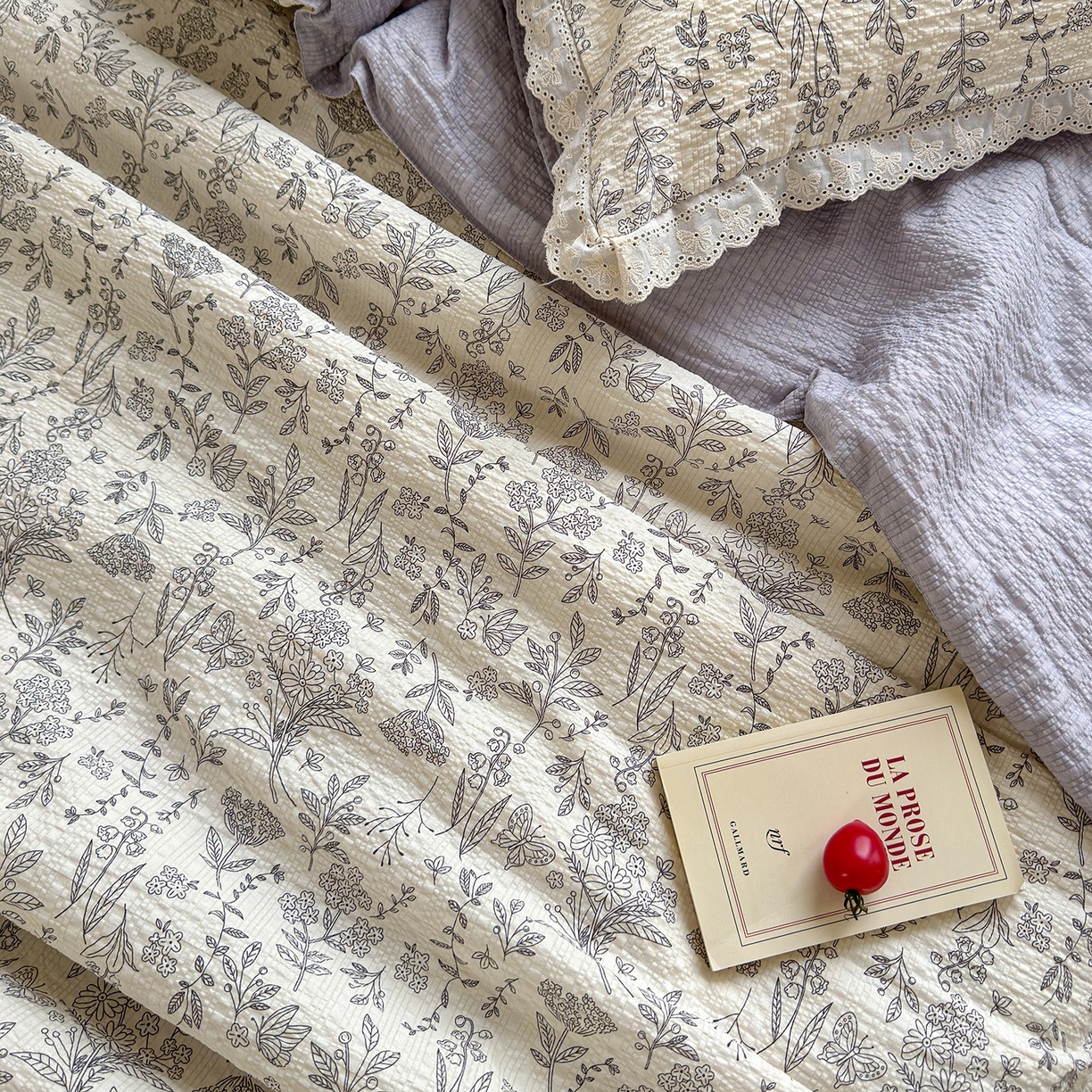 91家纺网 家纺一手货源 找家纺 竹合家纺 2026新品泡芙纱夏被四件套全棉镂空花边泡泡皱皱纱夏凉被 空谷幽兰