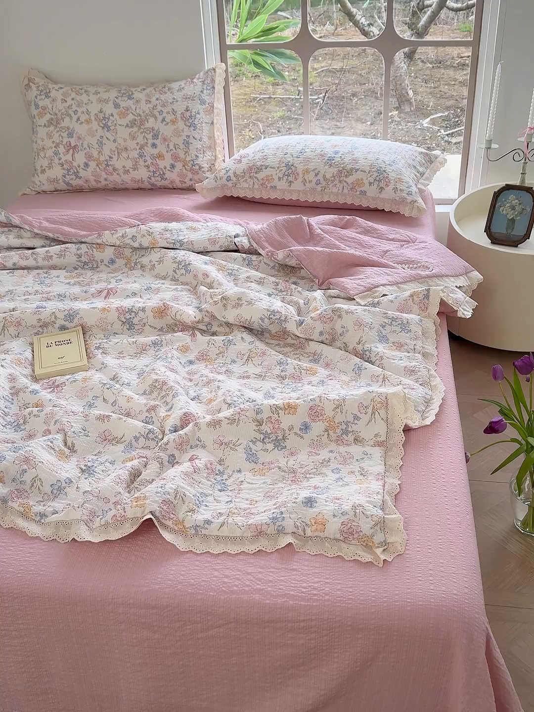 91家纺网 家纺一手货源 找家纺 竹合家纺 2026新品泡芙纱夏被四件套全棉镂空花边泡泡皱皱纱夏凉被 栀子之夏